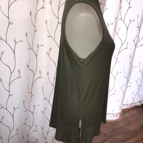 ⭐️Flowy tank top with key hole opening NWT⭐️ - Picture 4 of 9